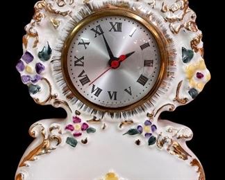 VINTAGE/ANTIQUE MANTLE CLOCK (GOLD/FLOWER TRIM)