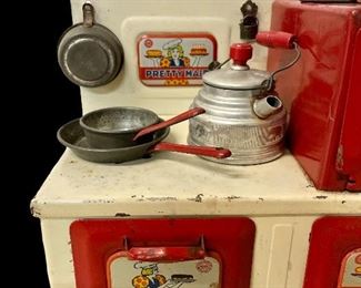 VINTAGE/ANTIQUE MARX TOYS “PRETTY MAID” STOVE (7-ORIG. ACCESSORIES, 4 OTHERS) 