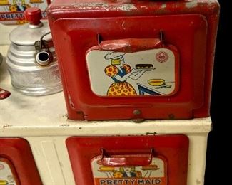 VINTAGE/ANTIQUE MARX TOYS “PRETTY MAID” STOVE (7-ORIG. ACCESSORIES, 4 OTHERS) 