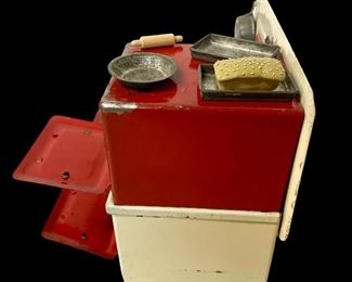 VINTAGE/ANTIQUE MARX TOYS “PRETTY MAID” STOVE (7-ORIG. ACCESSORIES, 4 OTHERS) 