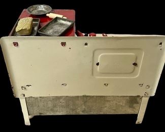 VINTAGE/ANTIQUE MARX TOYS “PRETTY MAID” STOVE (7-ORIG. ACCESSORIES, 4 OTHERS) 