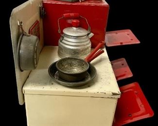 VINTAGE/ANTIQUE MARX TOYS “PRETTY MAID” STOVE (7-ORIG. ACCESSORIES, 4 OTHERS) 