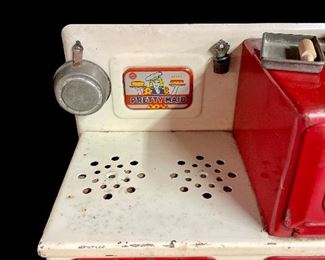 VINTAGE/ANTIQUE MARX TOYS “PRETTY MAID” STOVE (7-ORIG. ACCESSORIES, 4 OTHERS) 