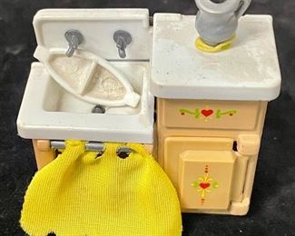 VINTAGE “LITTLES” DOLLHOUSE KITCHEN SINK/COUNTER  by MATTEL W/ACCESSORIES