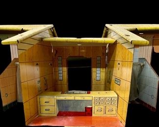 VINTAGE/ANTIQUE KIDDIE BRUSH & TOY CO. “SUZY GOOSE”/FRIENDLY FOLKS MOTEL (INCOMPLETE) W/FURNITURE AND ACCESSORIES