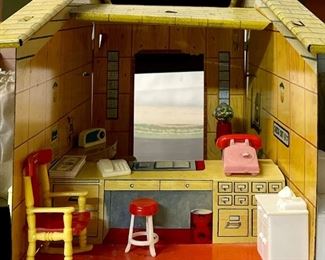VINTAGE/ANTIQUE KIDDIE BRUSH & TOY CO. “SUZY GOOSE”/FRIENDLY FOLKS MOTEL (INCOMPLETE) W/FURNITURE AND ACCESSORIES