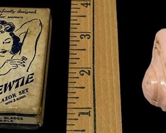 VINTAGE/ANTIQUE “KEWTIE” RAZOR SET