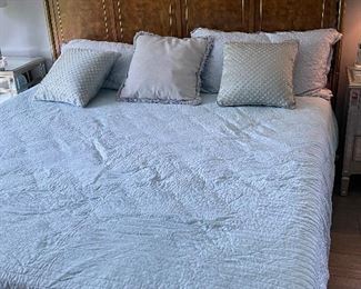 MID-CENTURY MODERN, Elegant, BURLED Amboyna WOOD & BRASS, HEAD BOARD with HEAVY BRASS POSTS, By: MASTERCRAFT.  BLUE COMFORTER SET.