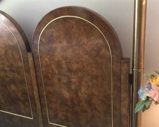 DETAIL OF BURLED Amboyna WOOD & BRASS HEAD BOARD W/SOLID BRASS POSTS, BY: MASTERCRAFT