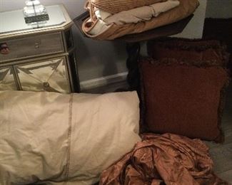 NICE BEDDING, KING, & FULL/QUEEN