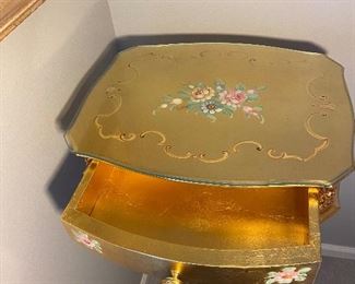 DETAIL OF GILDED TABLE AND FLORAL DESIGN