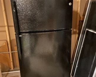 GE Refrigerator, works! Approximately 7 yrs old