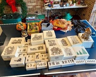 Heritage Village Collectibles - Dickens' Village Series
