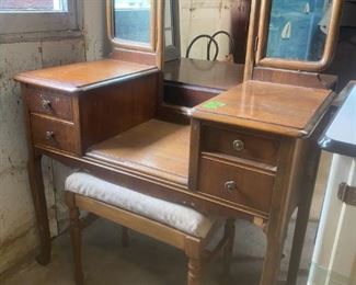 Vanity Mirror in center needs replacement