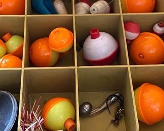 SMALL SELECTION OF FISHING BOBBERS ETC.. NONE OF THEM ARE CARVED, WOODEN LURES, MOSTLY PLASTIC 