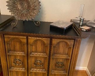 Drexel small credenza/bar with flip top sides 