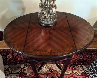 Better pic of the banded mahogany drop-leaf single drawer side table.