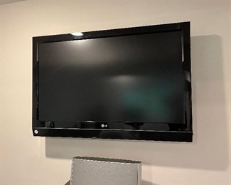 LG TV $100