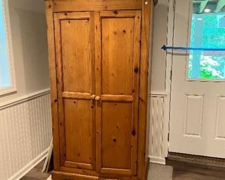Armoire $125