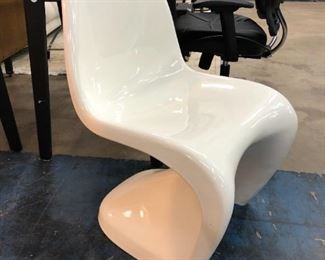 white modern chair Orlando Auction
