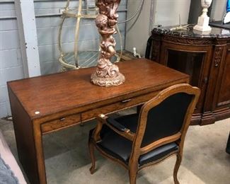 Desk and leather chair.   Orlando for sale