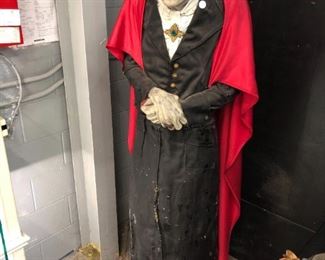 Halloween Dracula Statue.   Orlando Auction