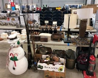 Christmas decorations, fishing poles, vacuum. For Sale Orlando Auction