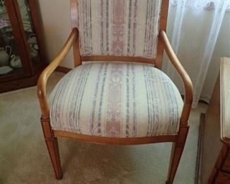 OAK CURVED ARMS SIDE CHAIR