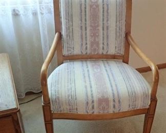 OAK CURVED ARMS SIDE CHAIR