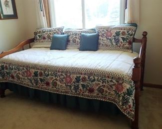 OAK DAY BED - BEDDING