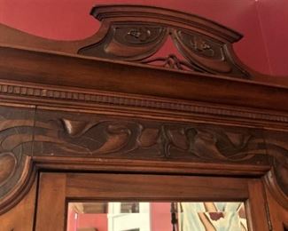 Crown of the armoire