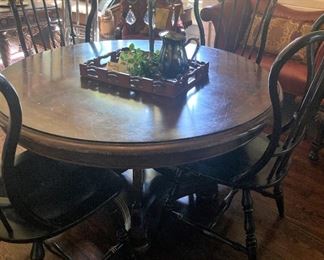 Round dining table