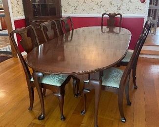 2______$695 StattonDining Room table Old Towne Mahog 60" + 16" x 3 leaves. 6 chairs & 2 arms 