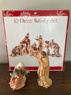 Makers Mark Complete Porcelain Hand Painted 10pc Nativity Set. no chips or cracks, 13"