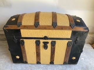 Large Trunk w/Leather Handles. Damaged hinges. 32.5x23x18