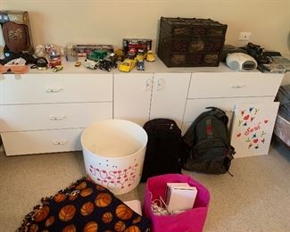 Long dresser with 2 twin beds