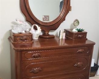 Walnut dresser w/mirror