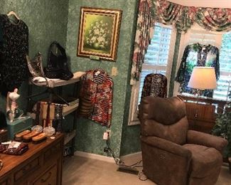 Items Located In The 1st Bedroom (Master)