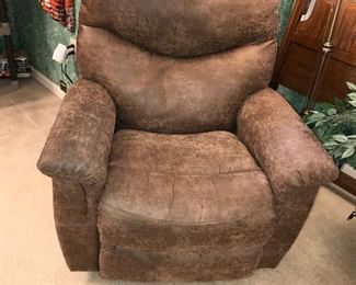 Items Located In The 1st Bedroom (Master)