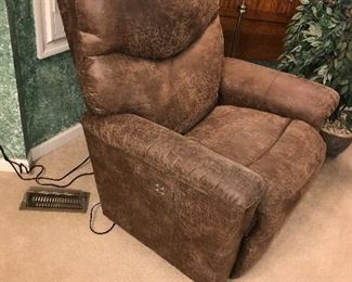 Items Located In The 1st Bedroom (Master)