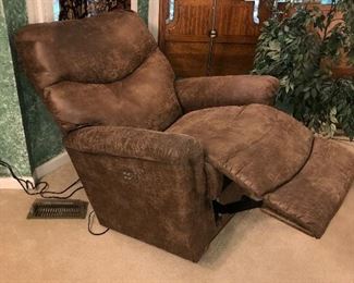 Items Located In The 1st Bedroom (Master)