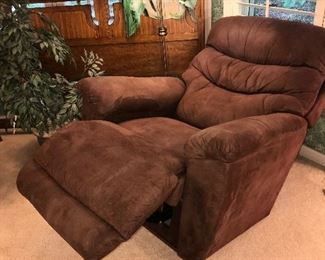 Items Located In The 1st Bedroom (Master)