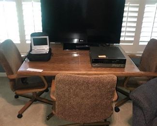 Items Located In The 2nd Bedroom (Upstairs)