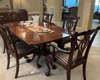 Henredon Dining Room Claw Foot Table with 6 Chairs, Two More Leaves and Table Pads Excellent Condition 