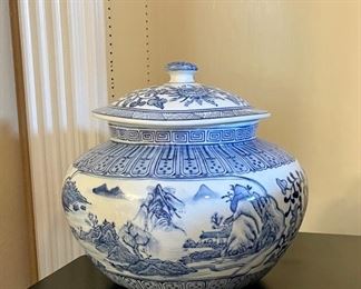 Chinese Export Blue and White Pot