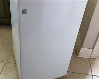 GE MINI FRIDGE