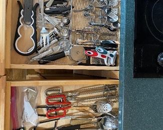 Drawers of utensils 