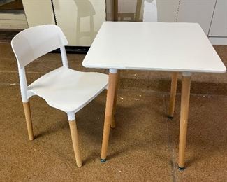 Small white table and 1 chair