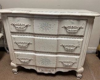 Thomasville small chest of drawers...