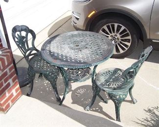 PATIO SET--HAS UMBRELLA